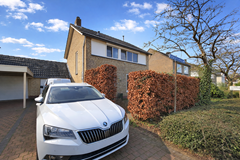 Witte Škoda voor een huis.png